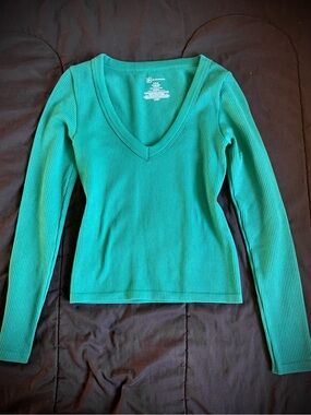 No Boundaries Green Ribbed V-Neck Long Sleeve Tee